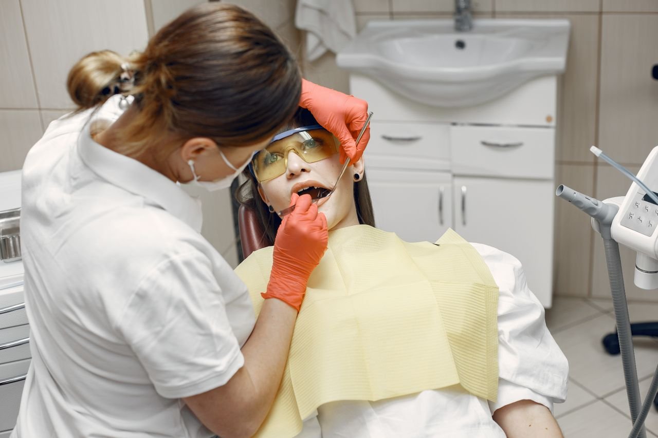 Implantes_Dentales_en_Montevideo_Guía_de_Precios_y_Tratamiento